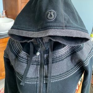 Adorable luluemon hoodie. Full front Zip nice for a fall night.